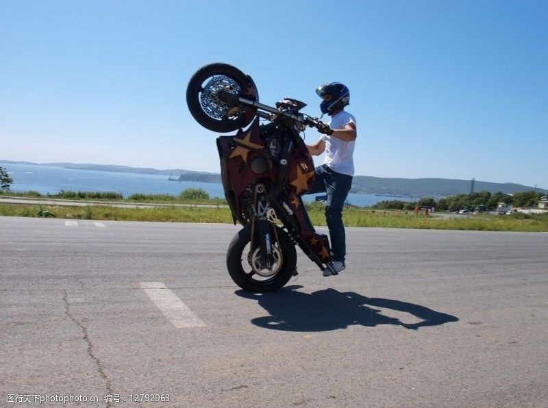 摩托车的特技表演图片素材