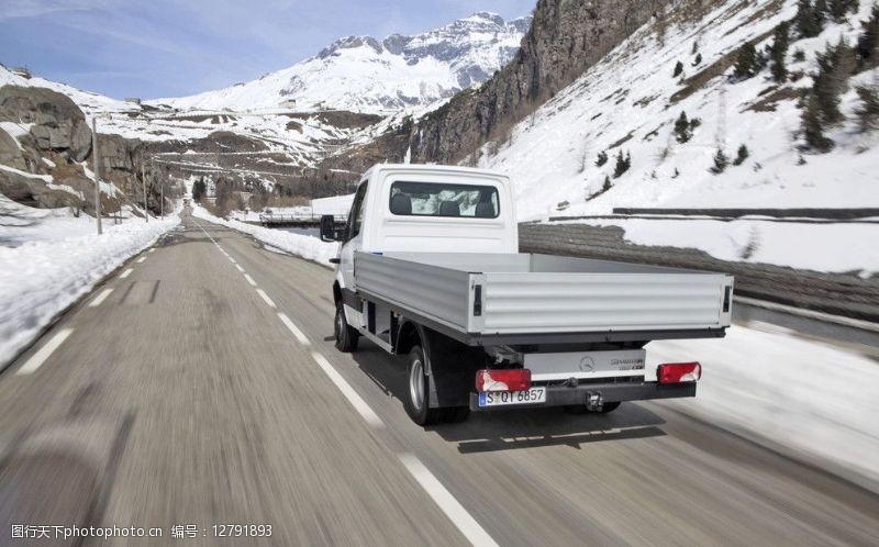 雪驰雪山道路上的奔驰卡车图片