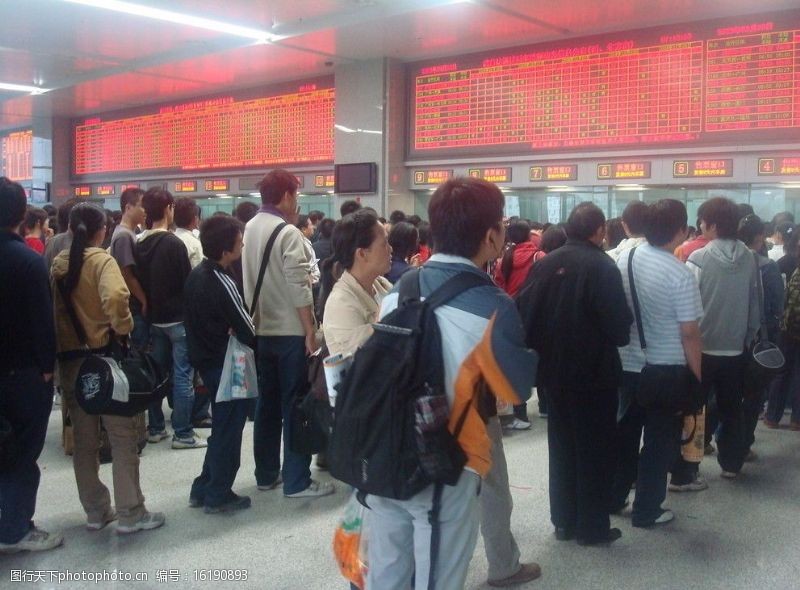 火车摄影武昌火车站售票厅乘客图片