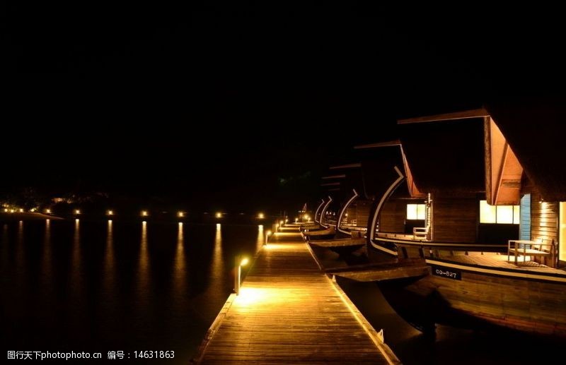 马尔代夫旅游夜晚的水屋图片