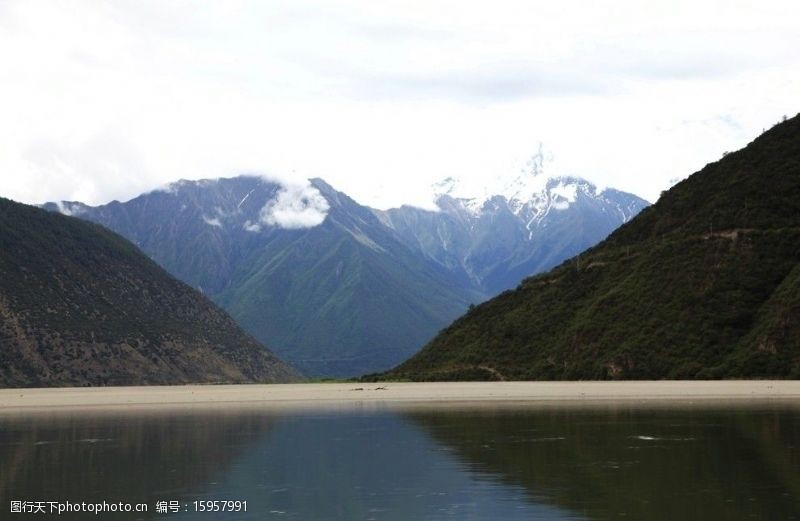 两面雅鲁藏布江两岸风景图片