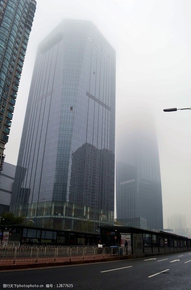南通市大雾中的广州天河BRT图片