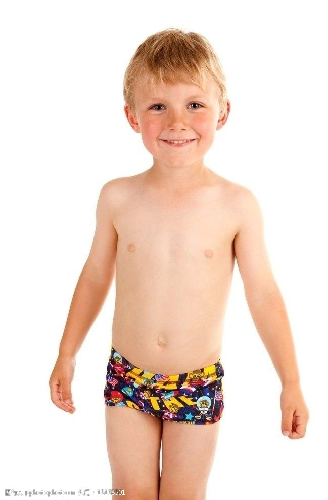 穿泳裤的男孩穿泳裤的小男孩图片