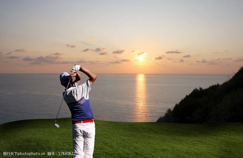 高尔夫人物夕阳下的高尔夫球图片