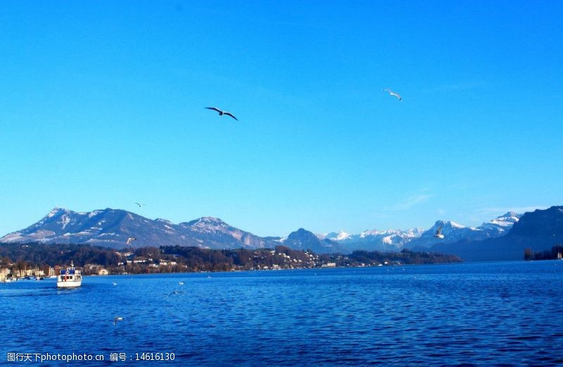 瑞士平静的湖图片
