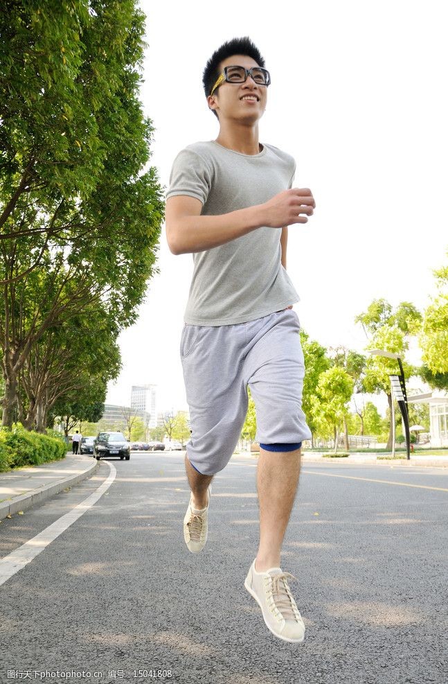 休闲运动鞋奔跑的男人图片