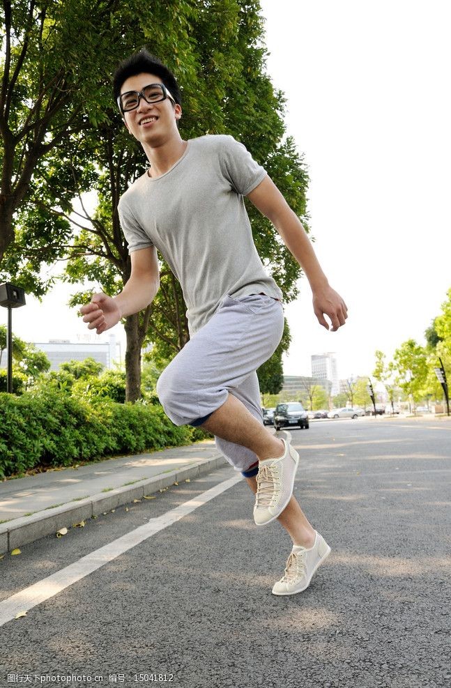 休闲运动鞋奔跑的男人图片