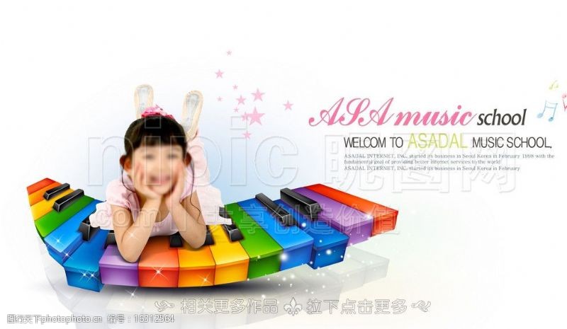 琴键托着脸颊的小女孩图片
