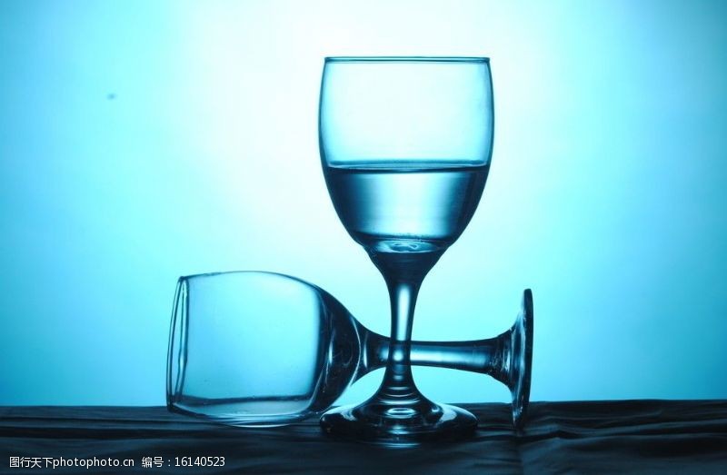 玻璃杯子逆光下的玻璃杯图片