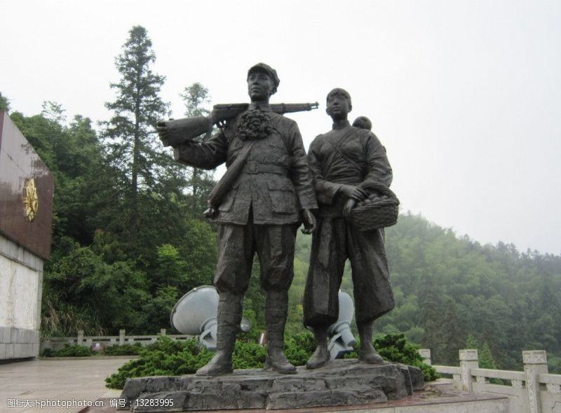 井冈山革命烈士纪念碑旁雕塑图片