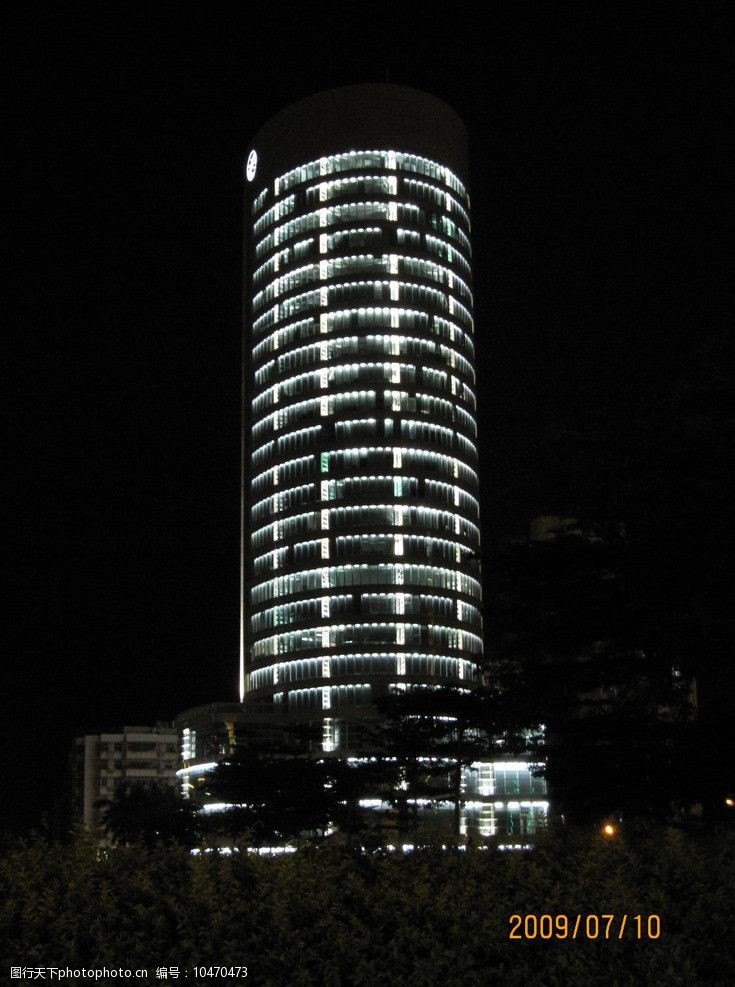 灯光熠熠夜幕下的大楼图片