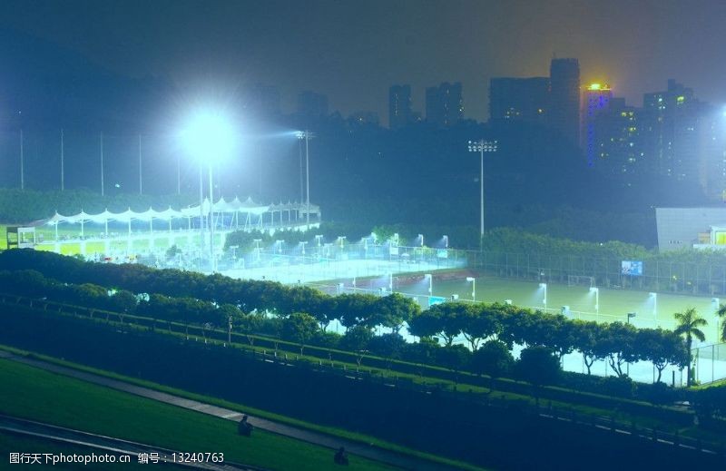足球运动员运动场馆夜景图片