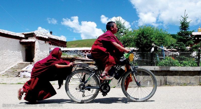 西藏旅行快乐的小喇嘛图片