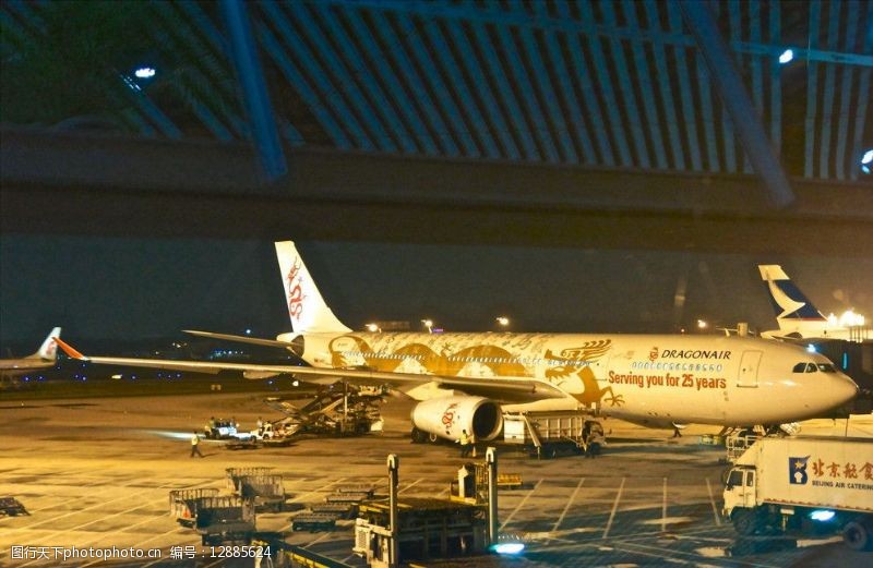 北京首都国际机场停机坪上港龙航空的飞机图片