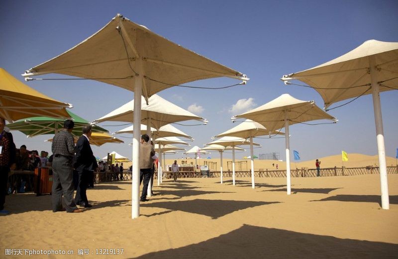 金色沙滩响沙湾旅游区沙漠中的遮阳伞图片