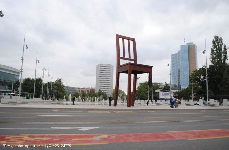 日内瓦联合国门口的断椅